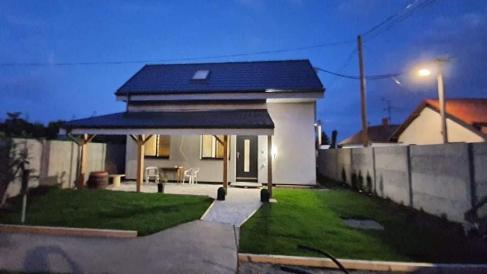 Vikendovy Dom Hlboka Villa Dunajska Streda Bagian luar foto